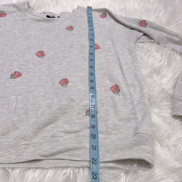 Monrow Raglan pull over floral embroidered grey and pink size small - Picture 8 of 8